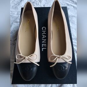 CHANEL Beige black Lambskin Cap  Toe Ballerina Flats 39